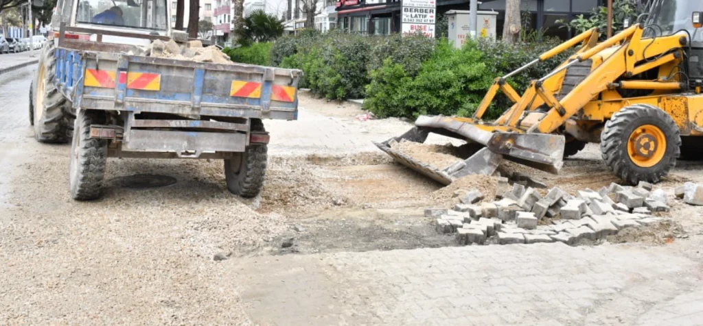Çanakkale İnönü Caddesi'nde üstyapı yenileme çalışmaları tüm hızıyla devam ediyor. Fen İşleri Müdürlüğü ekipleri kilit parke taşı ve zemin iyileştirme yapıyor.