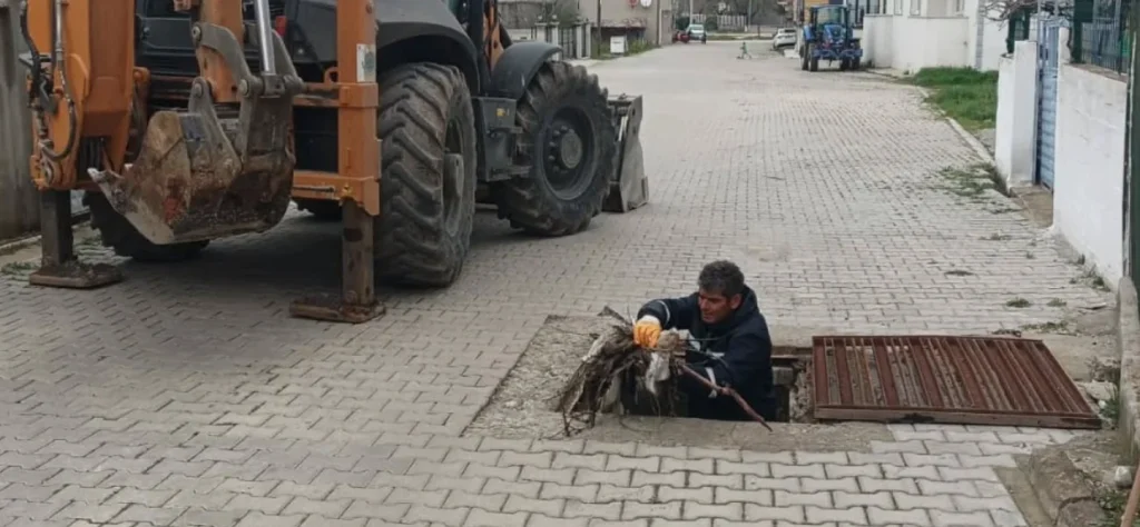 Uzunköprü Belediyesi ilçe genelinde yol düzenleme, altyapı onarımı ve peyzaj çalışmalarını hızlandırdı. "İşimiz Gücümüz Uzunköprü" diyerek değişim sürüyor.