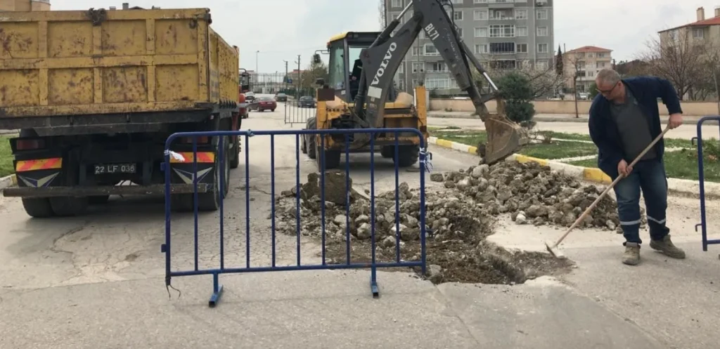 Uzunköprü Belediyesi ilçe genelinde yol düzenleme, altyapı onarımı ve peyzaj çalışmalarını hızlandırdı. "İşimiz Gücümüz Uzunköprü" diyerek değişim sürüyor.