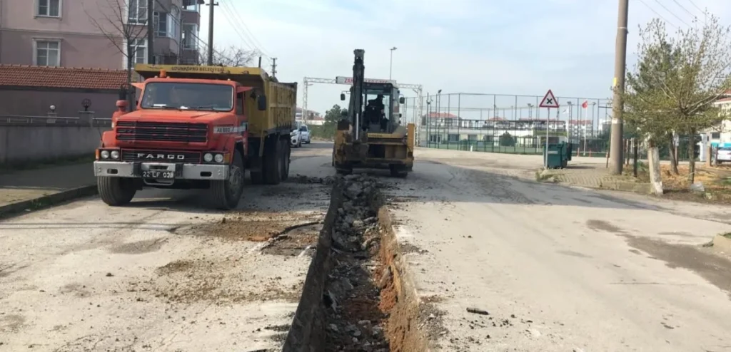 Uzunköprü Belediyesi ilçe genelinde yol düzenleme, altyapı onarımı ve peyzaj çalışmalarını hızlandırdı. "İşimiz Gücümüz Uzunköprü" diyerek değişim sürüyor.