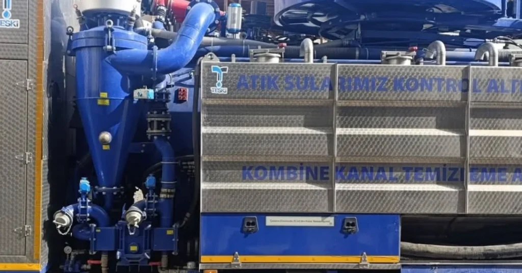 Uzunköprü Belediyesi ve Tekirdağ Büyükşehir Belediyesi iş birliğiyle altyapıda yeni dönem başladı! Kombine Kanal Açma Aracı ile kanalizasyon temizliği hız kazandı. Detaylar haberimizde.