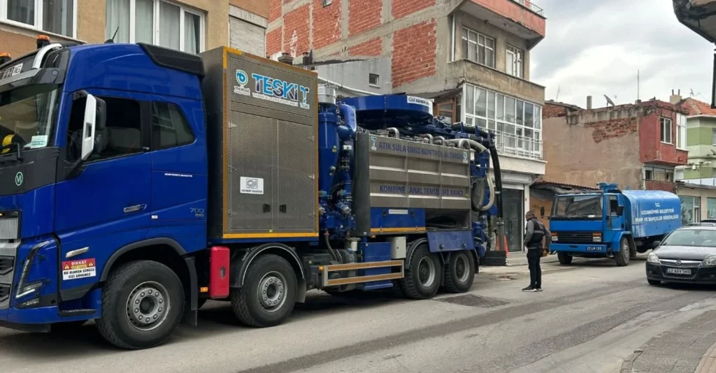 Uzunköprü Belediyesi ve Tekirdağ Büyükşehir Belediyesi iş birliğiyle altyapıda yeni dönem başladı! Kombine Kanal Açma Aracı ile kanalizasyon temizliği hız kazandı. Detaylar haberimizde.