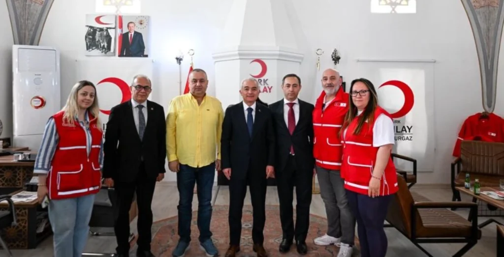 Kırklareli Valisi Uğur Turan, Lüleburgaz esnafı ve Kızılay Şubesi'ni ziyaret etti. Esnafın taleplerini dinleyen ve Kızılay'ın insani yardım çalışmalarını yerinde inceleyen Vali Turan, toplumsal dayanışma vurgusu yaptı. Lüleburgaz Haberler