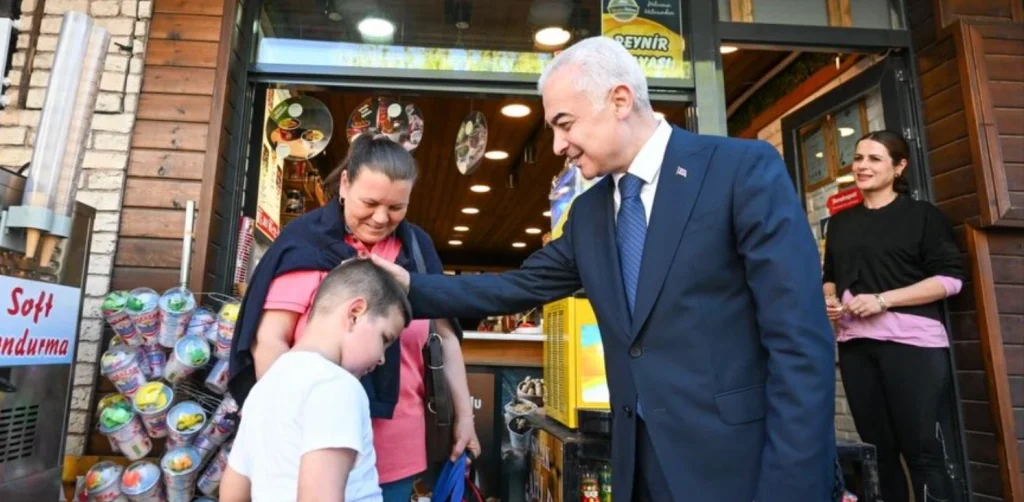 Kırklareli Valisi Uğur Turan, Lüleburgaz esnafı ve Kızılay Şubesi'ni ziyaret etti. Esnafın taleplerini dinleyen ve Kızılay'ın insani yardım çalışmalarını yerinde inceleyen Vali Turan, toplumsal dayanışma vurgusu yaptı. Lüleburgaz Haberler