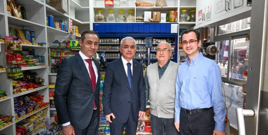 Kırklareli Valisi Uğur Turan, Lüleburgaz esnafı ve Kızılay Şubesi'ni ziyaret etti. Esnafın taleplerini dinleyen ve Kızılay'ın insani yardım çalışmalarını yerinde inceleyen Vali Turan, toplumsal dayanışma vurgusu yaptı. Lüleburgaz Haberler