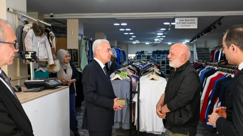 Kırklareli Valisi Uğur Turan, Lüleburgaz esnafı ve Kızılay Şubesi'ni ziyaret etti. Esnafın taleplerini dinleyen ve Kızılay'ın insani yardım çalışmalarını yerinde inceleyen Vali Turan, toplumsal dayanışma vurgusu yaptı. Lüleburgaz Haberler