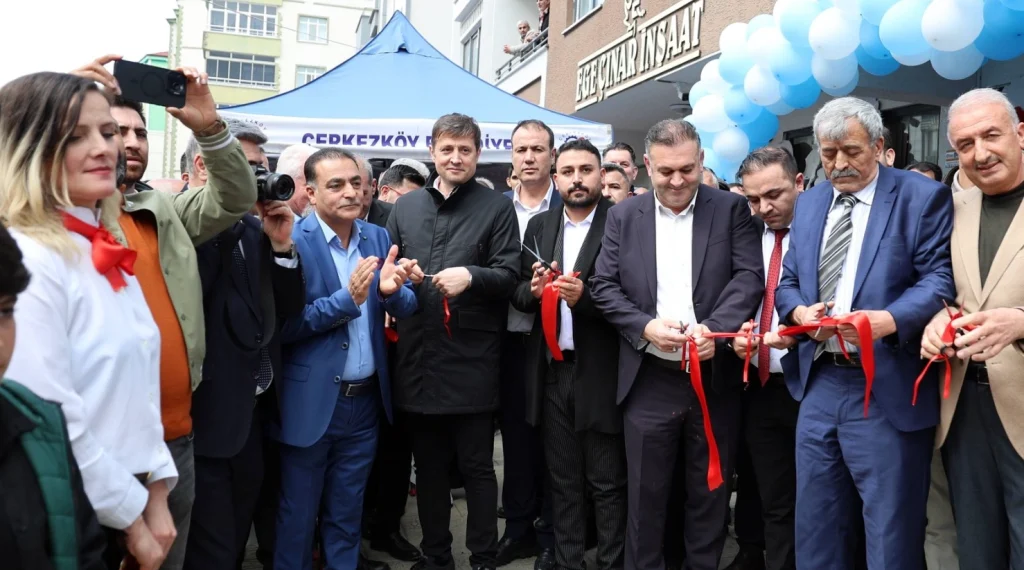 Çerkezköy Belediyesi desteğiyle Kızılpınar'da kurulan Vanlılar Sosyal Kültürel Dayanışma Derneği açıldı. Candan Yüceer ve Ahmet Özer gibi isimlerin katıldığı açılış detayları.