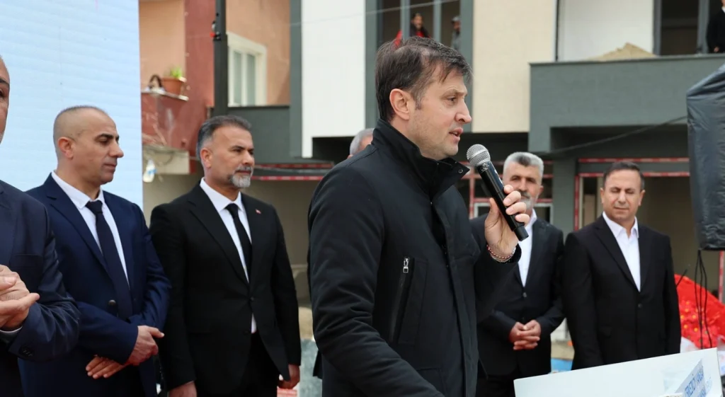 Çerkezköy Belediyesi desteğiyle Kızılpınar'da kurulan Vanlılar Sosyal Kültürel Dayanışma Derneği açıldı. Candan Yüceer ve Ahmet Özer gibi isimlerin katıldığı açılış detayları.