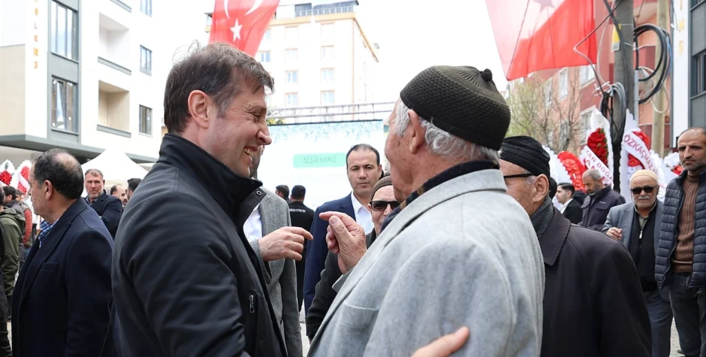 Çerkezköy Belediyesi desteğiyle Kızılpınar'da kurulan Vanlılar Sosyal Kültürel Dayanışma Derneği açıldı. Candan Yüceer ve Ahmet Özer gibi isimlerin katıldığı açılış detayları.