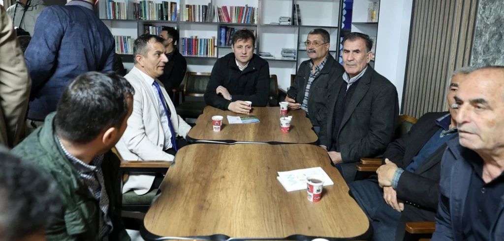 Çerkezköy Belediyesi desteğiyle Kızılpınar'da kurulan Vanlılar Sosyal Kültürel Dayanışma Derneği açıldı. Candan Yüceer ve Ahmet Özer gibi isimlerin katıldığı açılış detayları.