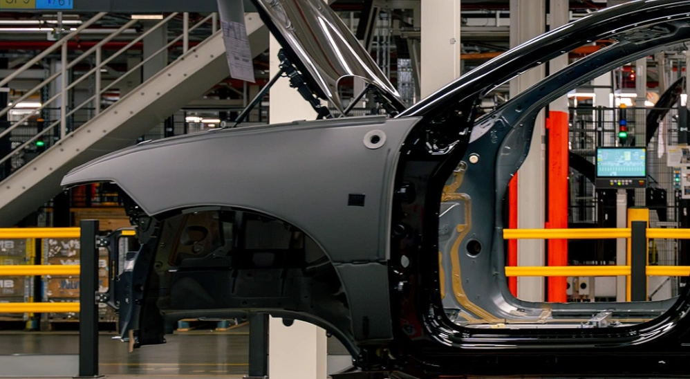 İsveç mühendisliği ve sürdürülebilir lüksün yeni temsilcisi Volvo EX60, Torslanda fabrikasında üretim bandından indi. Elektrikli SUV segmentinde dengeler değişiyor.