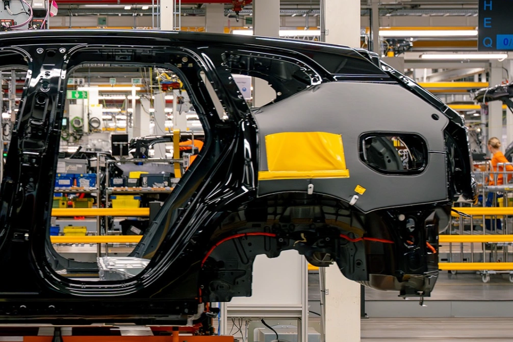 İsveç mühendisliği ve sürdürülebilir lüksün yeni temsilcisi Volvo EX60, Torslanda fabrikasında üretim bandından indi. Elektrikli SUV segmentinde dengeler değişiyor.