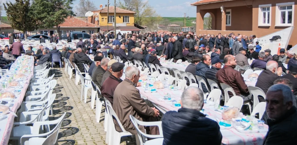 Süloğlu ilçesine bağlı Geçkinli Köyü'nde geleneksel Yağmur ve Şükür Duası gerçekleştirildi. Muhtar Naci Paşa ve köy halkının katıldığı programda bereket ve huzur için dualar edildi.