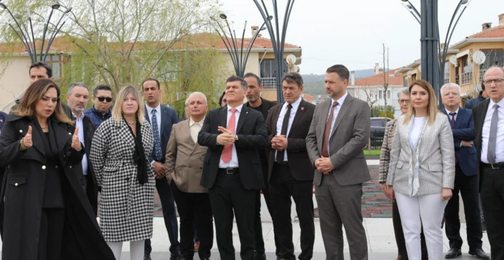 Şarköy Belediyesi, Cumhuriyet Meydanı ve yeni parklarda başlattığı kentsel dönüşüm çalışmalarını hızlandırdı. İlçeye nefes aldıracak sosyal alanların detayları haberimizde.