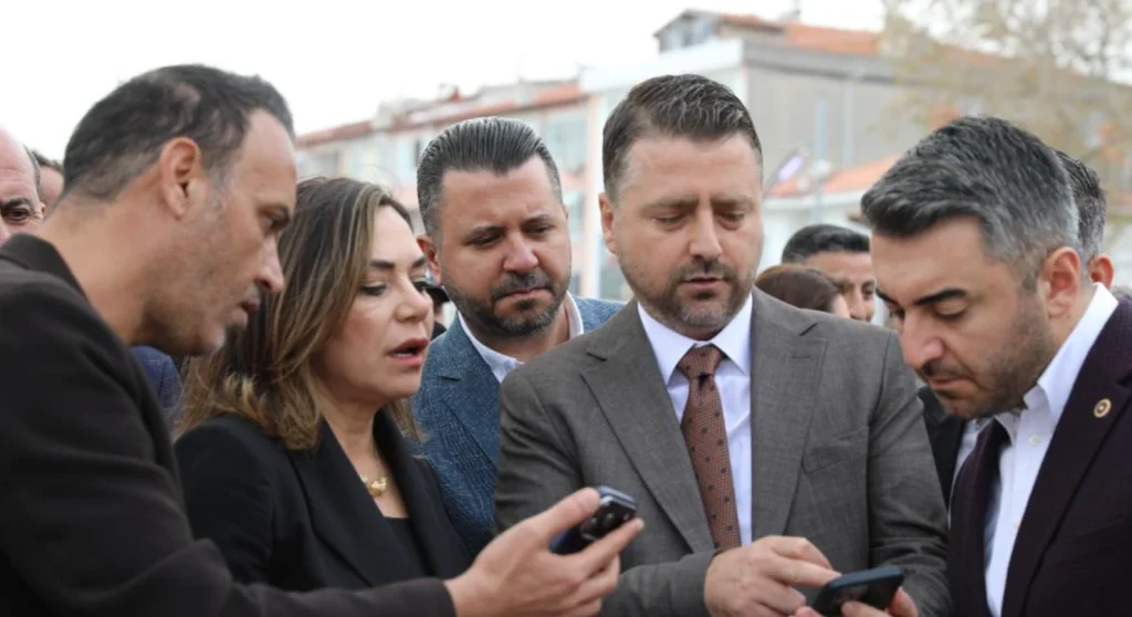 Şarköy Belediyesi, Cumhuriyet Meydanı ve yeni parklarda başlattığı kentsel dönüşüm çalışmalarını hızlandırdı. İlçeye nefes aldıracak sosyal alanların detayları haberimizde.