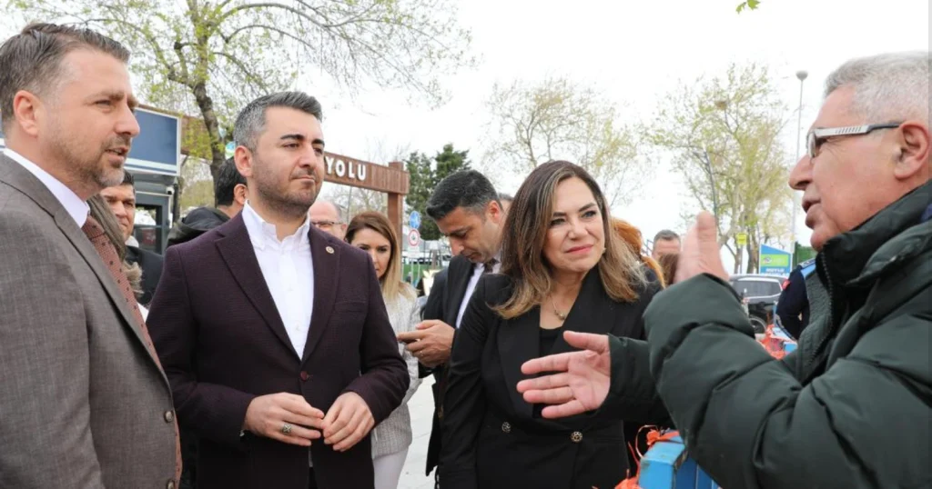 Şarköy Belediyesi, Cumhuriyet Meydanı ve yeni parklarda başlattığı kentsel dönüşüm çalışmalarını hızlandırdı. İlçeye nefes aldıracak sosyal alanların detayları haberimizde.