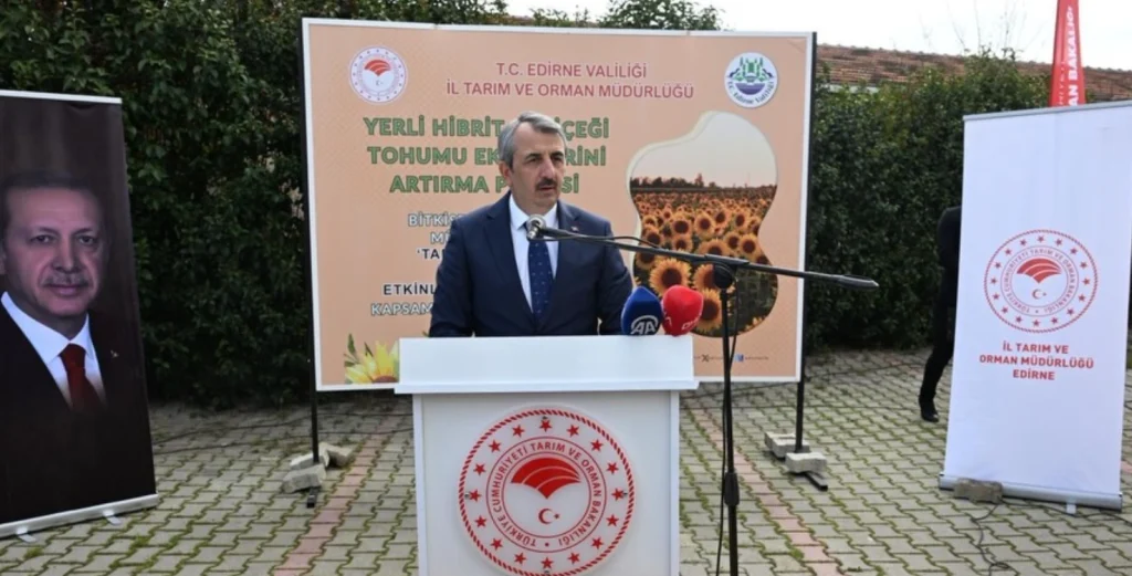 Edirne'de tarımsal üretim atağı! Vali Yunus Sezer, yerli hibrit ayçiçeği tohumu dağıtımında üreticilerle buluştu. 12 bin dekar alanda yerli tohum dönemi başlıyor.
