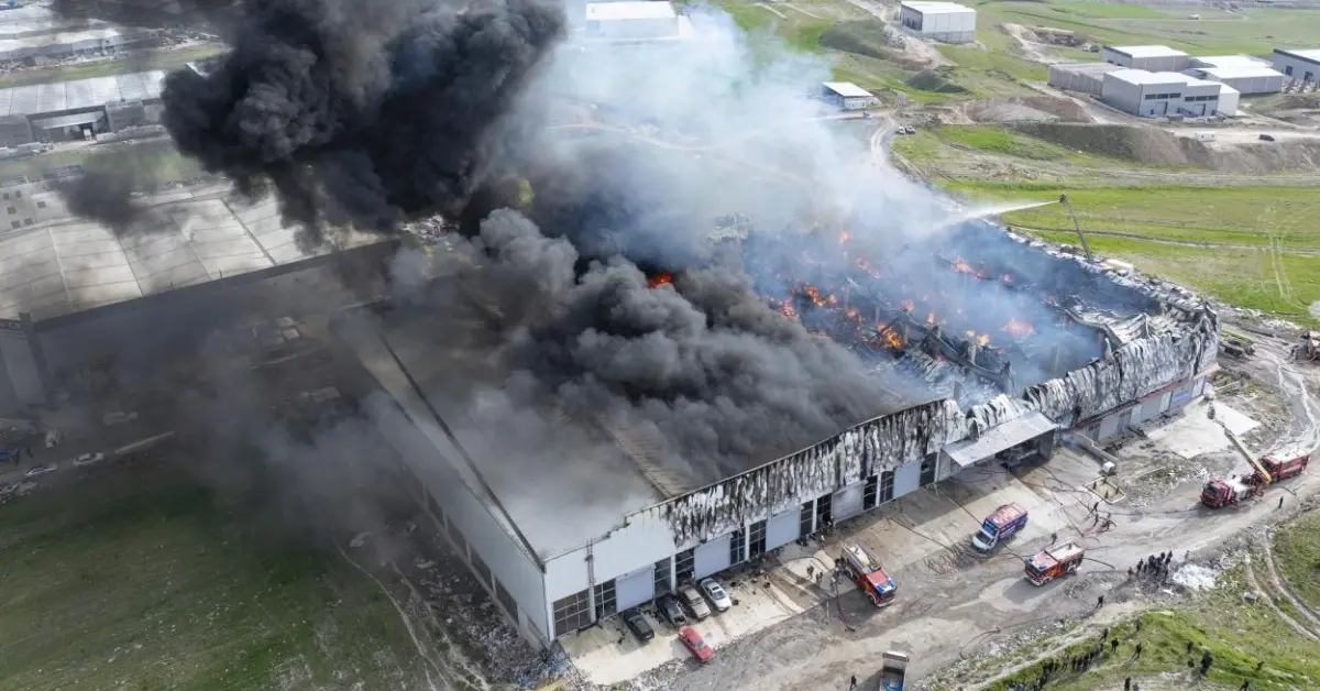 Ankara Yenimahalle’de Mobilya Deposu Alevlere Teslim