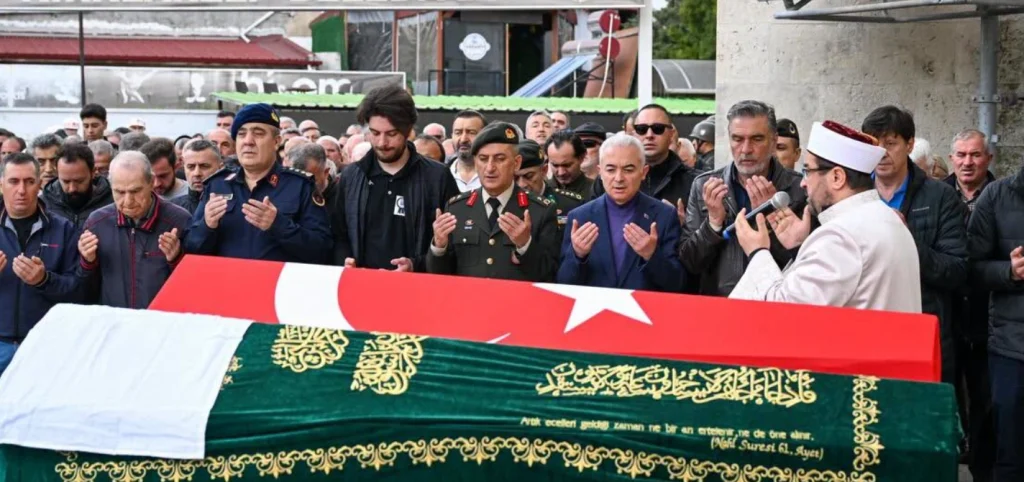 Kırklareli Valisi Uğur Turan, vefat eden Emekli Per. Bnb. Erhan Gepdiremen ve İlyas Çetinkaya’nın Hızır Bey Camii’ndeki cenaze törenlerine katıldı. Detaylar ve taziye mesajları haberimizde.