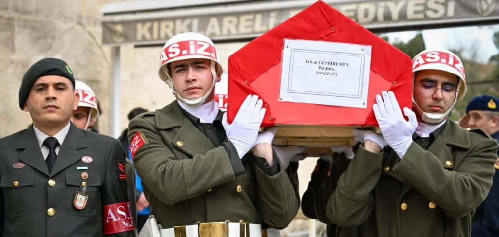 Kırklareli Valisi Uğur Turan, vefat eden Emekli Per. Bnb. Erhan Gepdiremen ve İlyas Çetinkaya’nın Hızır Bey Camii’ndeki cenaze törenlerine katıldı. Detaylar ve taziye mesajları haberimizde.