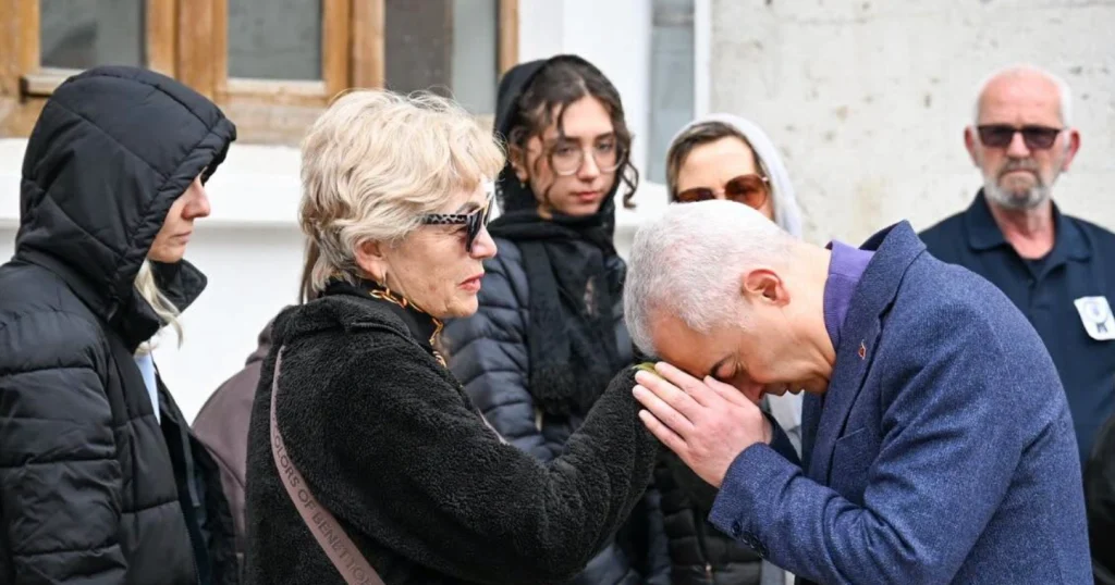 Kırklareli Valisi Uğur Turan, vefat eden Emekli Per. Bnb. Erhan Gepdiremen ve İlyas Çetinkaya’nın Hızır Bey Camii’ndeki cenaze törenlerine katıldı. Detaylar ve taziye mesajları haberimizde.