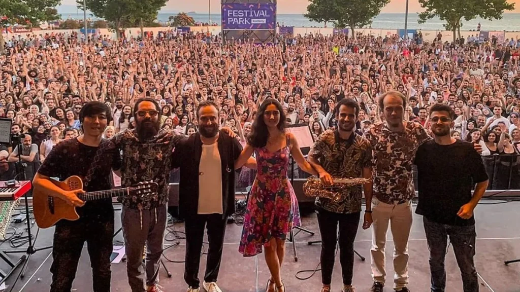 Ezginin Günlüğü Çanakkale konseri biletleri, indirimli fiyatlar ve etkinlik detayları. 29 Nisan Çarşamba günü Kültür Merkezi'ndeki bu geceyi kaçırmayın.