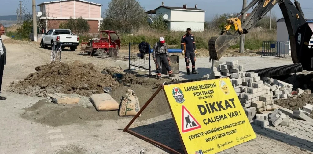 Lapseki Belediyesi, ilçenin dört bir yanında hizmet seferberliğini sürdürüyor. Başkan Vekili Abdullah Dindar, devam eden projeleri denetleyerek teknik bilgi aldı.