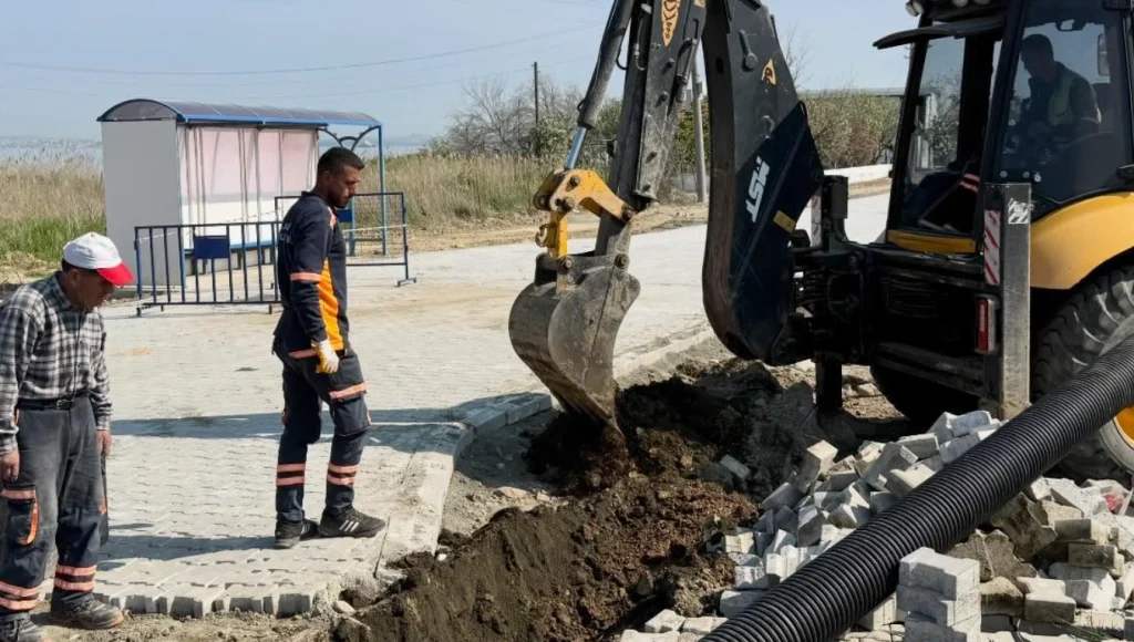 Lapseki Belediyesi, ilçenin dört bir yanında hizmet seferberliğini sürdürüyor. Başkan Vekili Abdullah Dindar, devam eden projeleri denetleyerek teknik bilgi aldı.