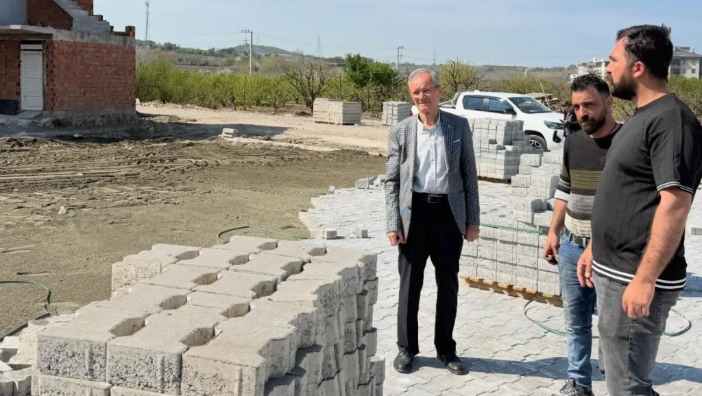 Lapseki Belediyesi, ilçenin dört bir yanında hizmet seferberliğini sürdürüyor. Başkan Vekili Abdullah Dindar, devam eden projeleri denetleyerek teknik bilgi aldı.