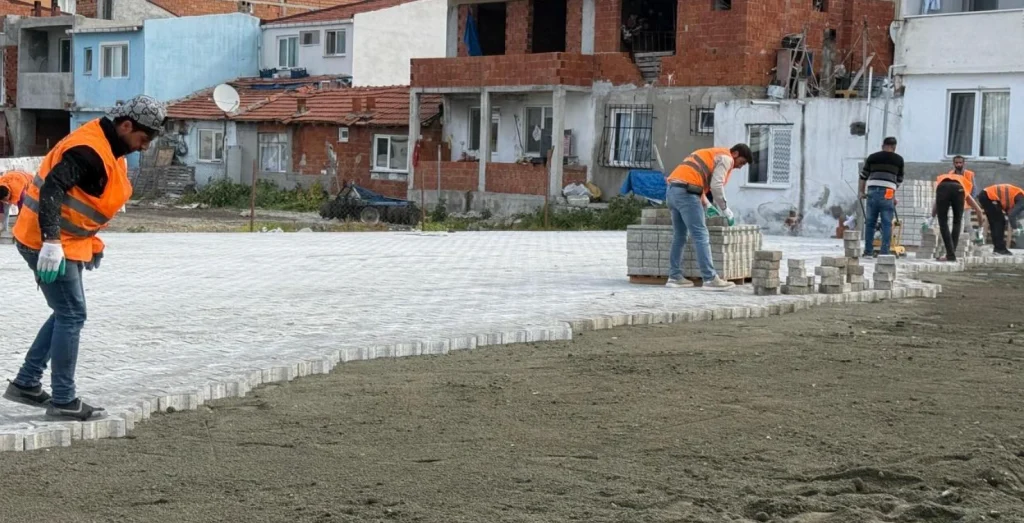 Lapseki Belediyesi, ilçenin dört bir yanında hizmet seferberliğini sürdürüyor. Başkan Vekili Abdullah Dindar, devam eden projeleri denetleyerek teknik bilgi aldı.