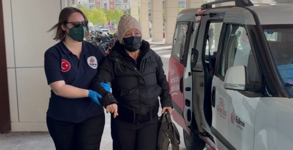 Edirne Belediye Başkanlığı, onkoloji hastalarına yönelik ücretsiz nakil desteğiyle 162 kez hizmet verdi. 153 Çözüm Edirne Hattı üzerinden başvuru detayları haberimizde. Edirne Haberler