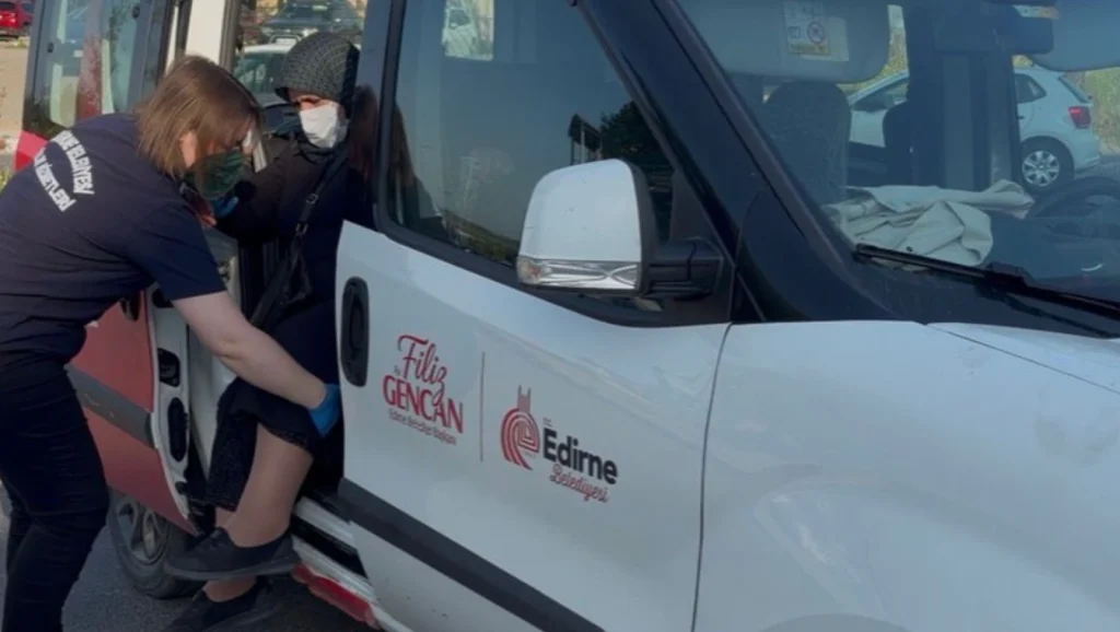 Edirne Belediye Başkanlığı, onkoloji hastalarına yönelik ücretsiz nakil desteğiyle 162 kez hizmet verdi. 153 Çözüm Edirne Hattı üzerinden başvuru detayları haberimizde. Edirne Haberler