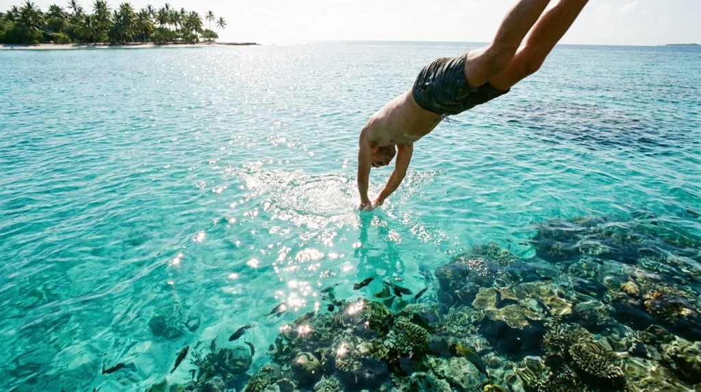 Berrak ve turkuaz bir denize yüksekten atlayan birinin rüya tabiri görseli.