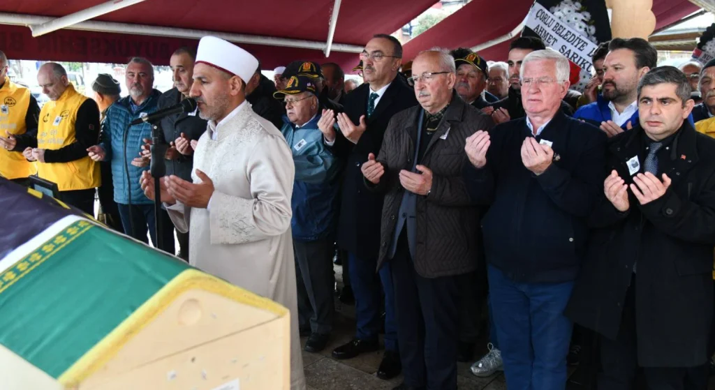 Tekirdağ Valisi Recep Soytürk, vefat eden 57. Alay Derneği Başkanı Hikmet Selim Yılmaz için düzenlenen cenaze törenine katıldı. Tekirdağ bir tarih gönüllüsünü uğurladı.