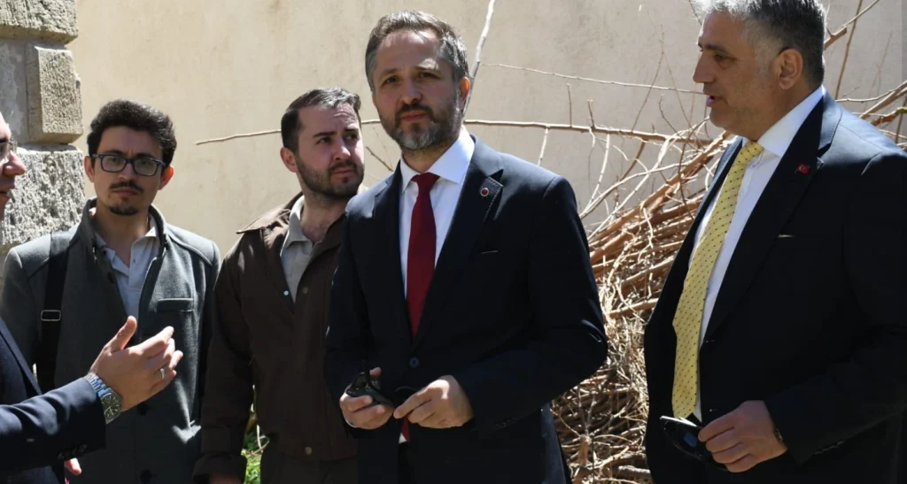 Bozcaada'da kültürel yatırım hamlesi! Kaymakam Oğuzhan Altunay ve Bursa Rölöve Müdürü Volkan Kutupoğlu, adanın yeni kütüphane projesini yerinde inceledi. Detaylar haberimizde. Bozcaada Haberler