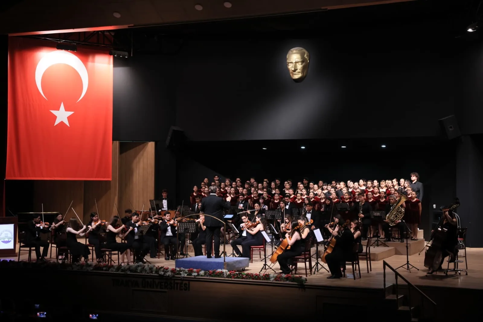 Genç Solistlerden Büyüleyen Konser