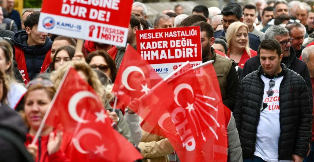 Lüleburgaz Belediyesi ve Dr. Murat Gerenli, 1 Mayıs Emek ve Dayanışma Günü'nde işçilerle omuz omuza meydanlardaydı. Emeğin onuru ve hak mücadelesi mesajı verildi. Lüleburgaz Haberler
