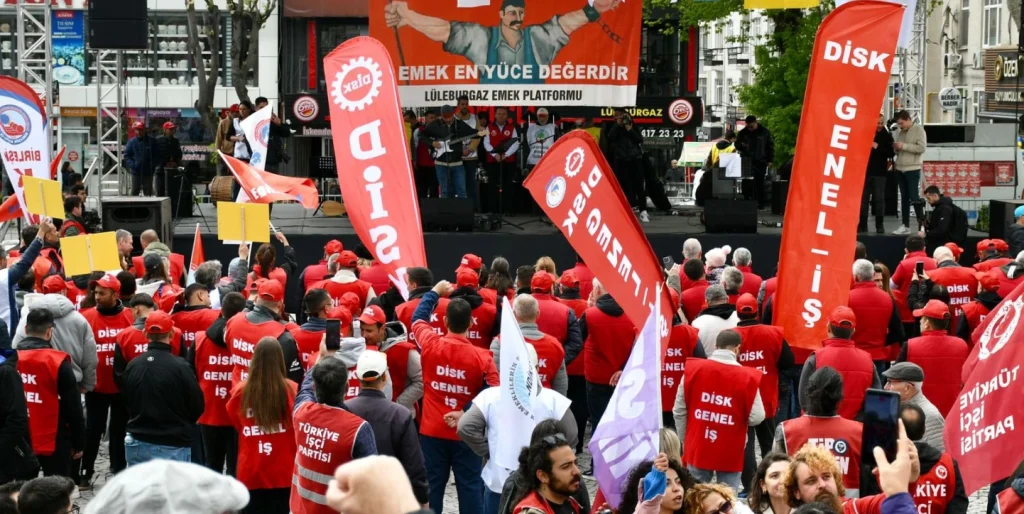 Lüleburgaz Belediyesi ve Dr. Murat Gerenli, 1 Mayıs Emek ve Dayanışma Günü'nde işçilerle omuz omuza meydanlardaydı. Emeğin onuru ve hak mücadelesi mesajı verildi. Lüleburgaz Haberler