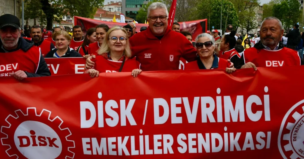 Lüleburgaz Belediyesi ve Dr. Murat Gerenli, 1 Mayıs Emek ve Dayanışma Günü'nde işçilerle omuz omuza meydanlardaydı. Emeğin onuru ve hak mücadelesi mesajı verildi. Lüleburgaz Haberler