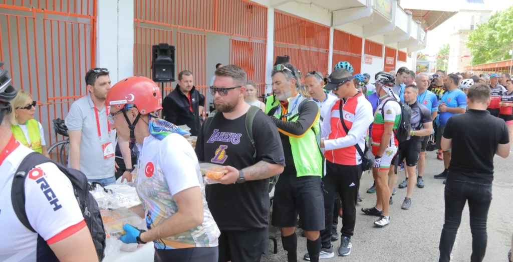 Edirne Belediyesi, Yunanistan ve Bulgaristan'dan gelen bisiklet tutkunlarını Sarayiçi'nde buluşturdu. 23. Uluslararası Bisiklet Turu'nda dostluk pedalları çevrildi. Edirne Haberler