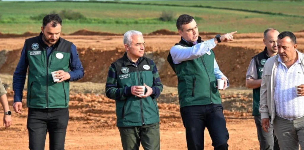 Lüleburgaz Ahmetbey Göleti projesinde kritik eşik! Kırklareli Valisi Uğur Turan inşaat sahasını inceledi. 2.700 dekar alanı sulayacak dev yatırımın detayları haberimizde. Lüleburgaz Haberler