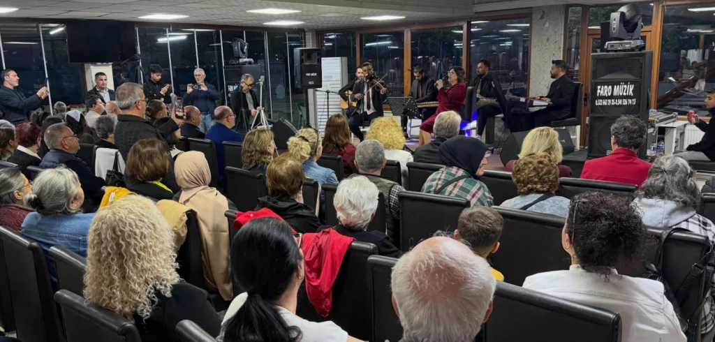 Gelibolu ve Çardak Belediye Başkanları, Akustik Gecesi’nde bir araya geldi. Derya Özer ve Kemancı Coşar’ın muhteşem performansı ve sanatın birleştirici gücü haberimizde. Lapseki Haberler