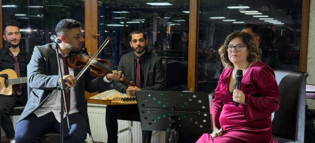 Gelibolu ve Çardak Belediye Başkanları, Akustik Gecesi’nde bir araya geldi. Derya Özer ve Kemancı Coşar’ın muhteşem performansı ve sanatın birleştirici gücü haberimizde. Lapseki Haberler