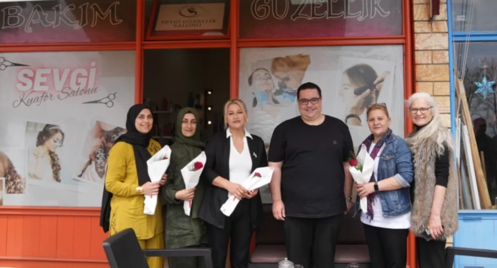 Marmaraereğlisi Belediye Başkanı Onur Bozkurter, Sultanköy Mahallesi'ni ziyaret ederek vatandaşlarla buluştu. Anneler Günü tebriklerinin iletildiği ziyarette, mahalle esnafının talepleri ve bölgenin turizm vizyonu masaya yatırıldı.