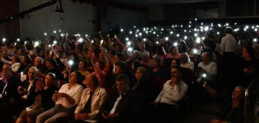 Keşan Belediyesi ve Op. Dr. Mehmet Özcan, Atatürkçü Düşünce Derneği Türk Halk Müziği Korosu tarafından düzenlenen yıl sonu konserine katılarak sanatçıların heyecanına ortak oldu.