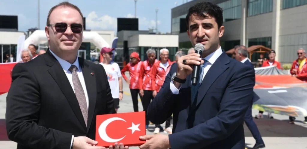 Selanik'teki Atatürk Evi'nden alınan toprak ve Türk Bayrağı, İpsala Gümrük Kapısı'nda gururla karşılandı. Atatürk’ü Anma ve Barış Koşusu startı verildi.