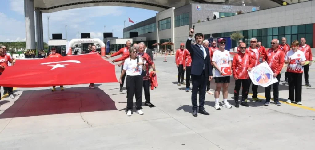 Selanik'teki Atatürk Evi'nden alınan toprak ve Türk Bayrağı, İpsala Gümrük Kapısı'nda gururla karşılandı. Atatürk’ü Anma ve Barış Koşusu startı verildi.