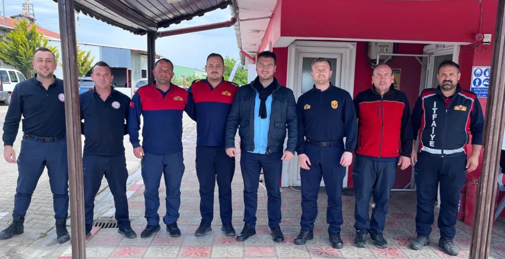 Kırklareli Babaeski'de Fırat Yayla, hafta sonu nöbet tutan itfaiye personeline moral ziyaretinde bulundu. İtfaiye teşkilatının özverili çalışmaları ve ziyaretin detayları haberimizde. Babaeski Haberler