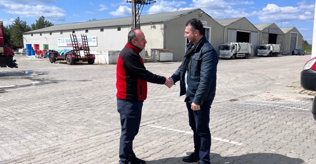Kırklareli Babaeski'de Fırat Yayla, hafta sonu nöbet tutan itfaiye personeline moral ziyaretinde bulundu. İtfaiye teşkilatının özverili çalışmaları ve ziyaretin detayları haberimizde. Babaeski Haberler