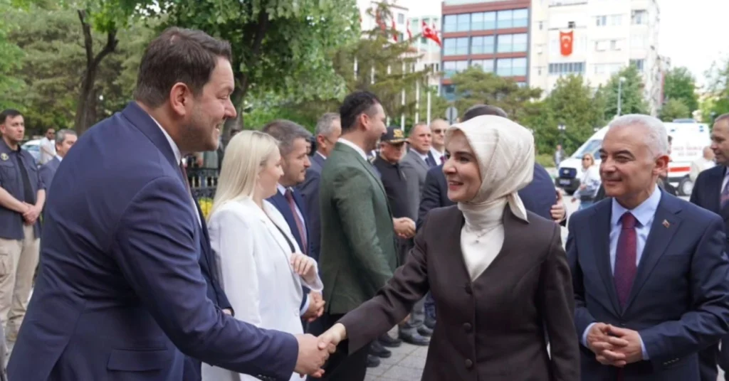 Bakan Mahinur Özdemir Göktaş Kırklareli'de! Pınarhisar Belediye Başkanı İhsan Talay, Bakan Göktaş'ı karşılayarak ilçedeki yeni projeler hakkında değerlendirmelerde bulundu.